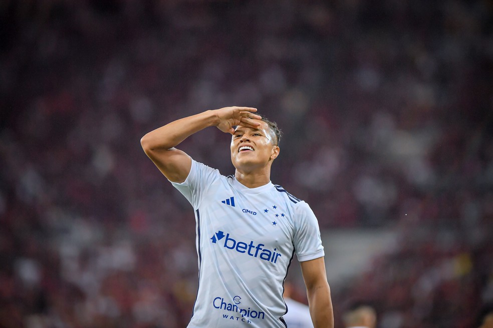 Marlon, do Cruzeiro, marca contra o Flamengo e abre o placar  — Foto: Staff Imagens/ Cruzeiro 
