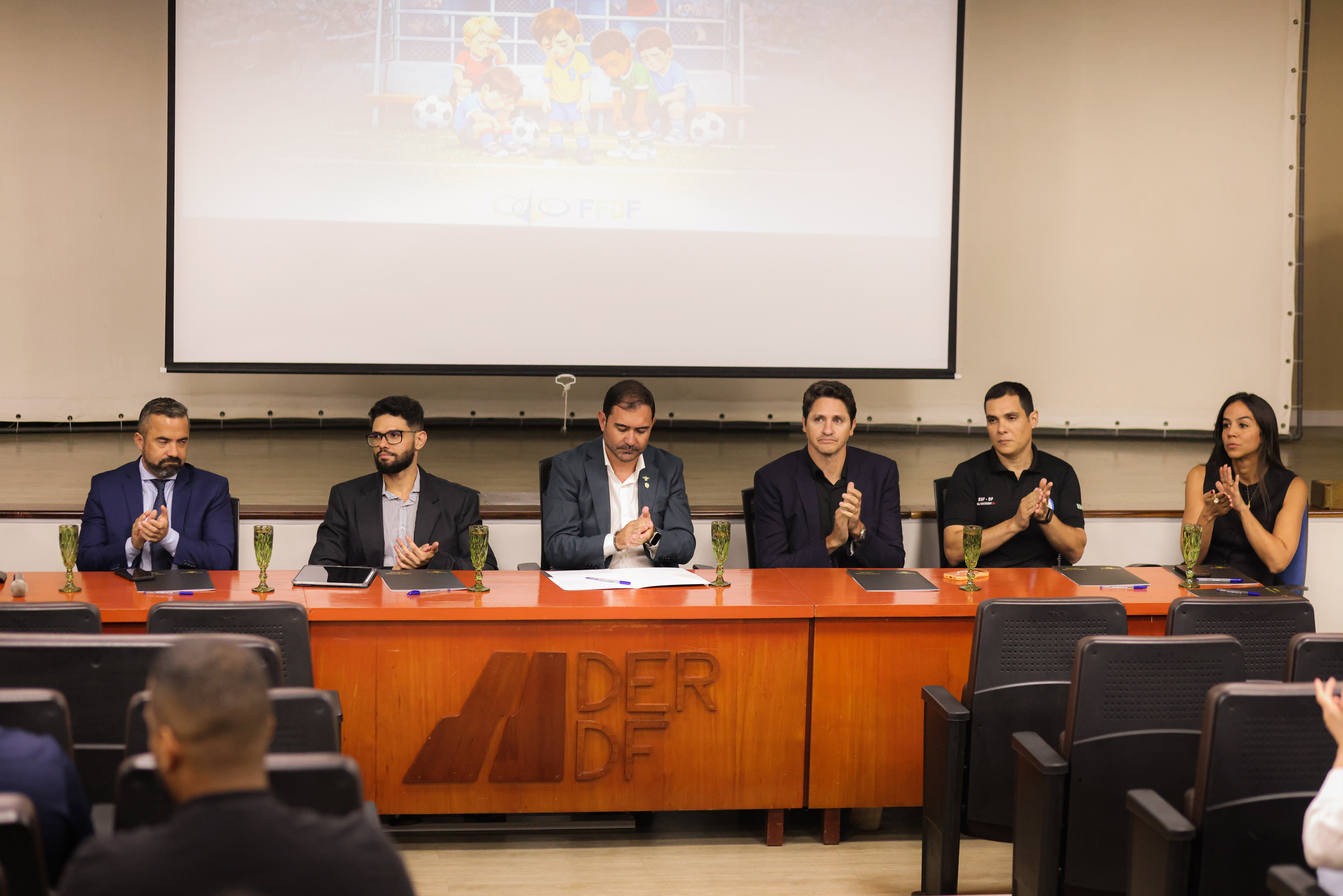 FFDF lança campanha contra insultos nas categorias de base | Ge