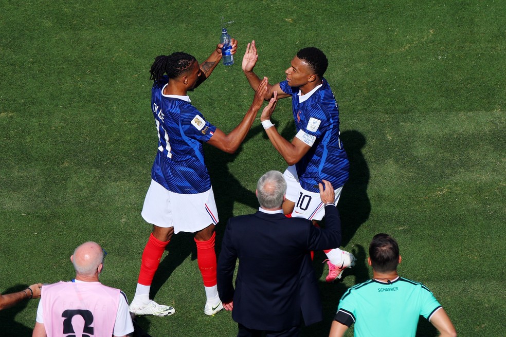 Olise e Mbappé comemoram gol da França contra Senegal