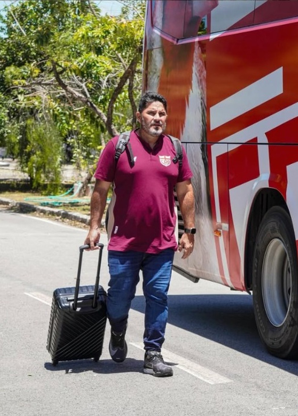 Eduardo Barroca no embarque do CRB para Goiânia — Foto: Lucca Morais/ASCOM CRB