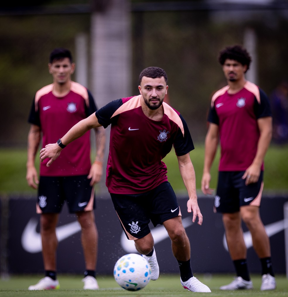 Zakaria Labyad, novo reforço do Corinthians, em treino no CT Joaquim Grava, observado por Fabrizio Angileri e André Ramalho — Foto: Rodrigo Coca/Agência Corinthians