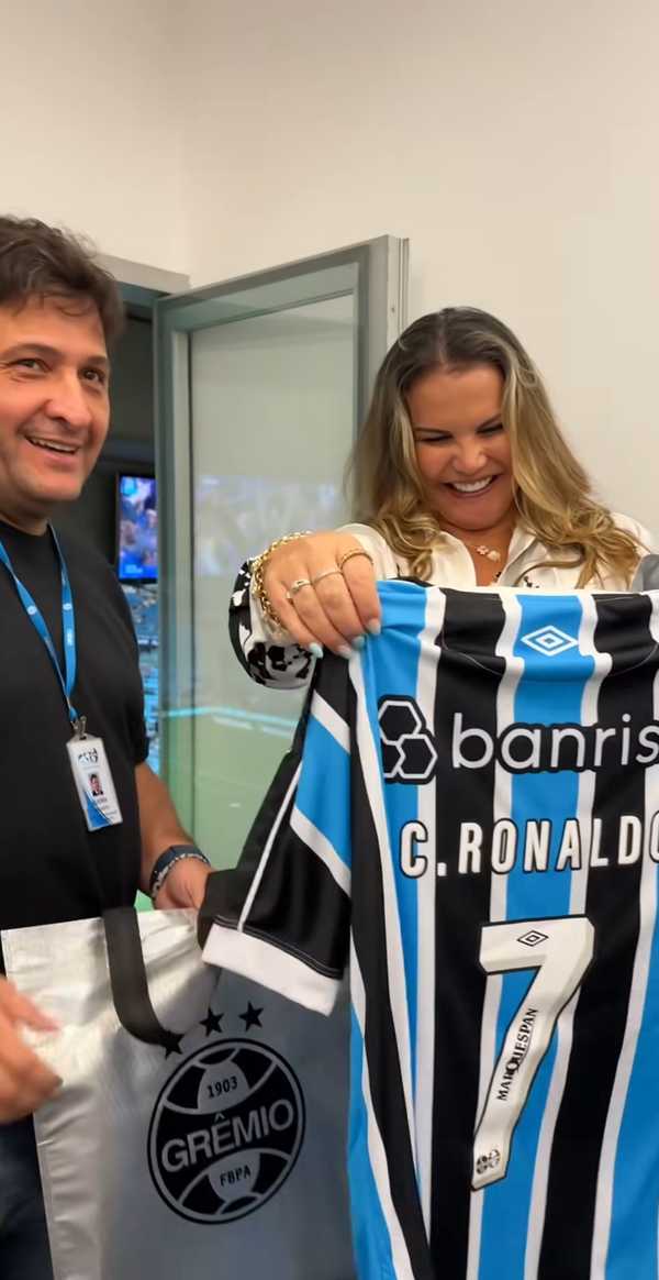 Grêmio recebe irmã de Cristiano Ronaldo e envia camisa ao craque português