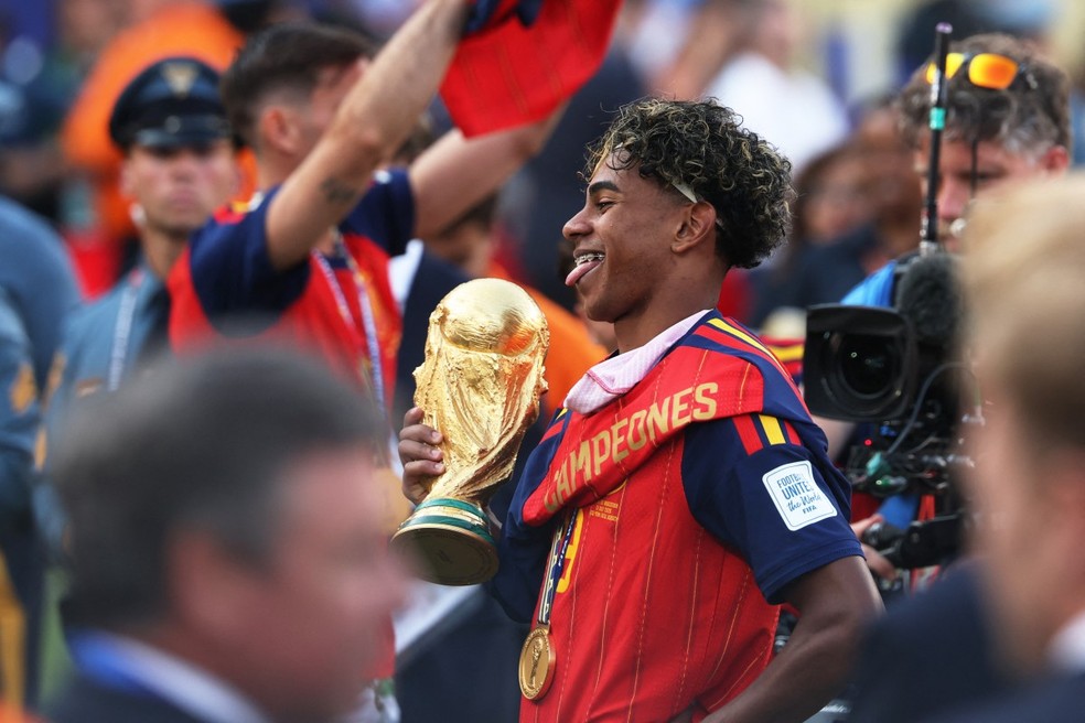 Lamine Yamal com a taça da Copa do Mundo — Foto: Odd ANDERSEN / AFP