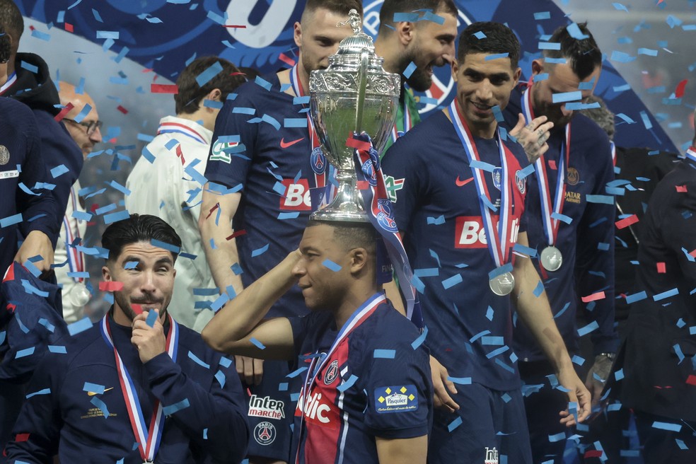 Mbappé celebrou a conquista da Copa da França com o PSG — Foto: Getty Images