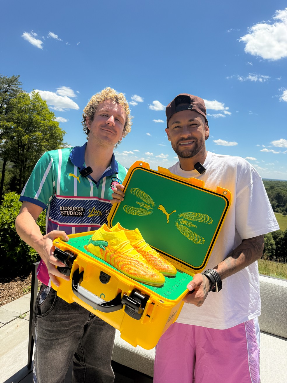 Entrega da nova chuteira ao Neymar — Foto: Reprodução