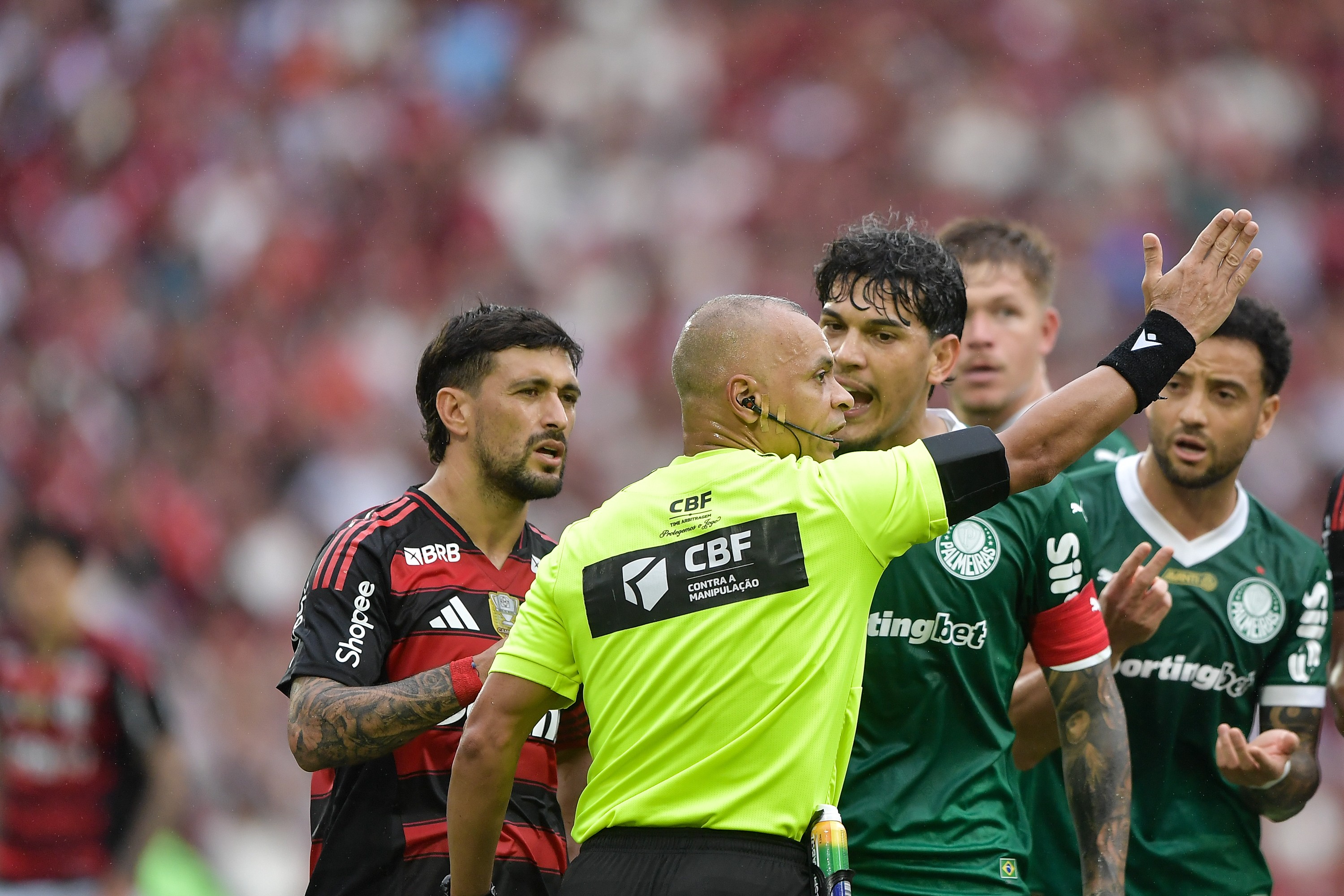 Árbitro pode desligar microfone em jogos no Brasileiro? Checamos