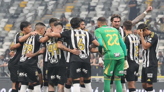 Jogadores do Atlético-MG se reúnem antes da partida contra o Fluminense