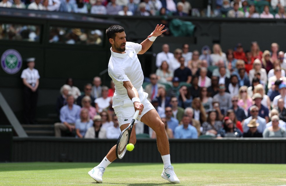 Djokovic contra De Minaur em Wimbledon — Foto: Adrian Dennis / AFP