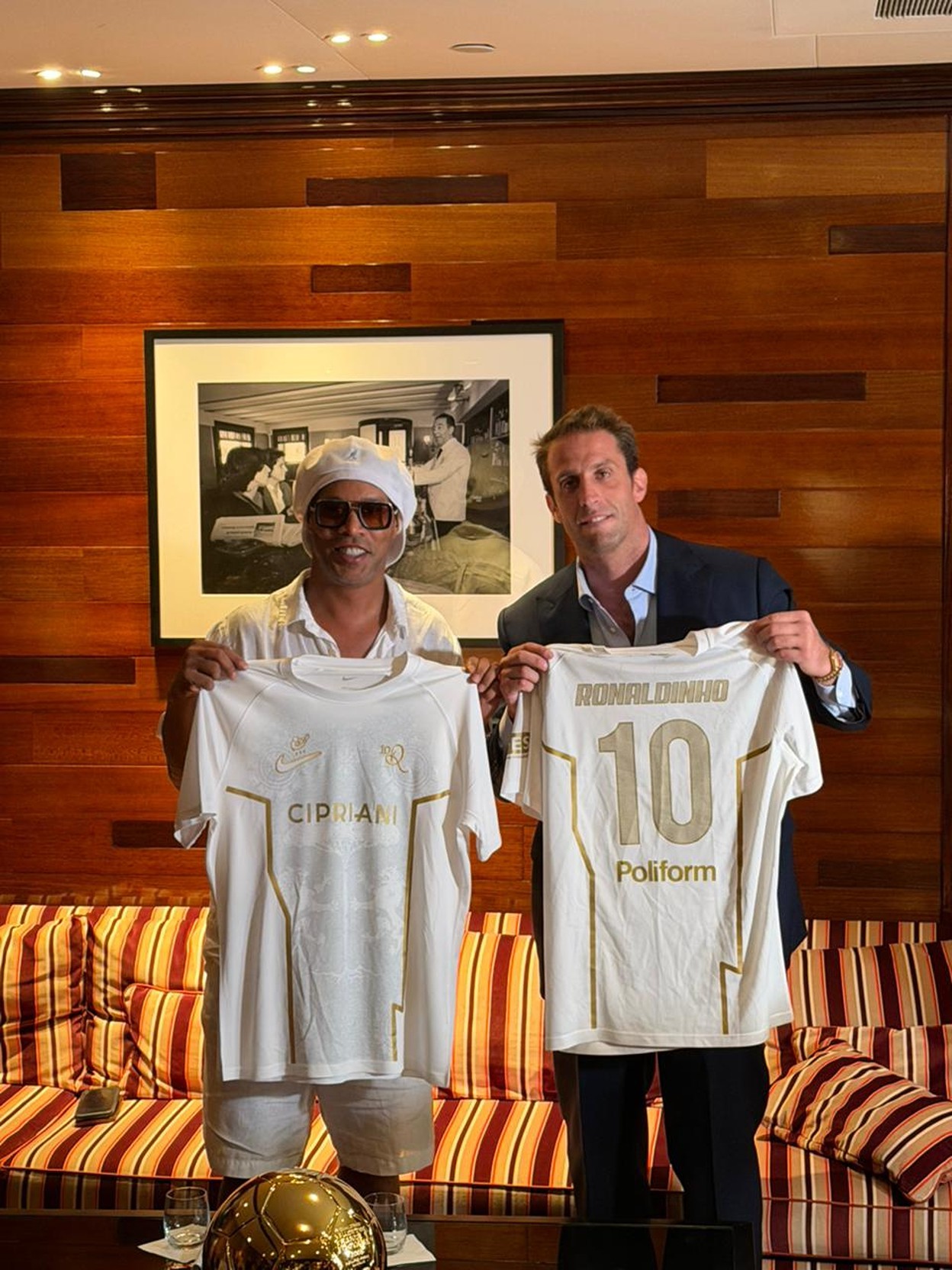 Clube da Série C da Itália anuncia acerto com Ronaldinho