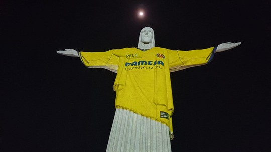 Cristo Redentor reflete camisa do Villarreal para celebrar parceria com Resende e Pelé Academia