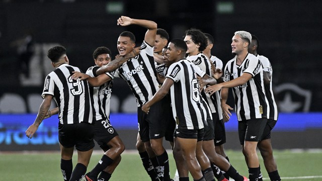 Kayke Queiroz comemora segundo gol do Botafogo