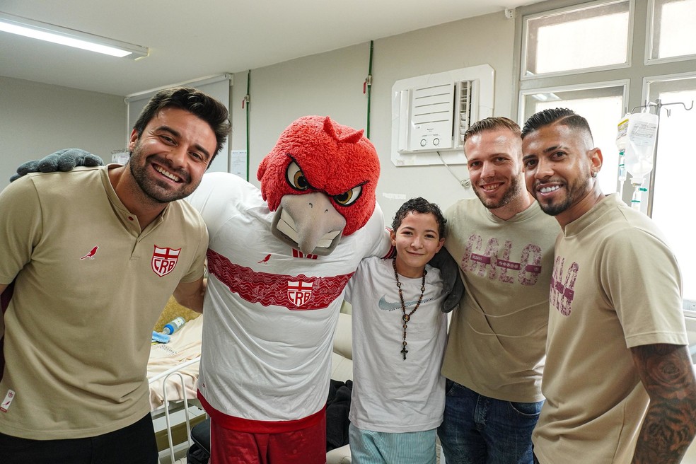 Jogadores e mascote do CRB visitam crianças em hospital de Maceió — Foto: Lucca Morais/CRB