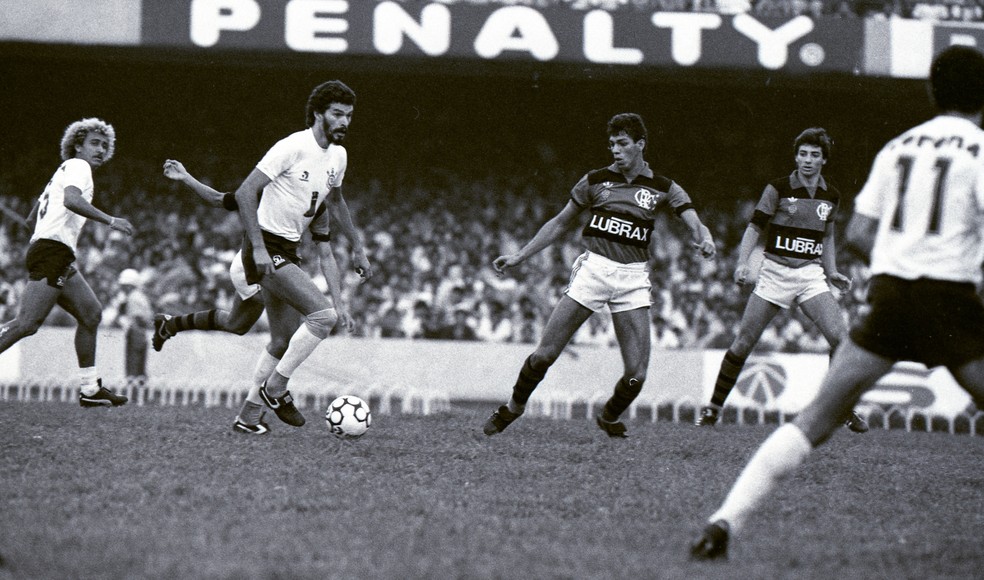 Sócrates em  Corinthians x Flamengo no Brasileirão 1984 — Foto: Sidney Corrallo/Estadão Conteúdo