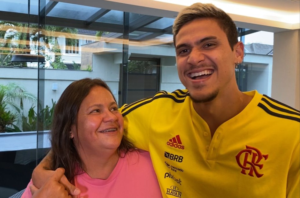 Pedro comemora com a mãe a convocação para Copa do Mundo — Foto: Cahê Mota / ge