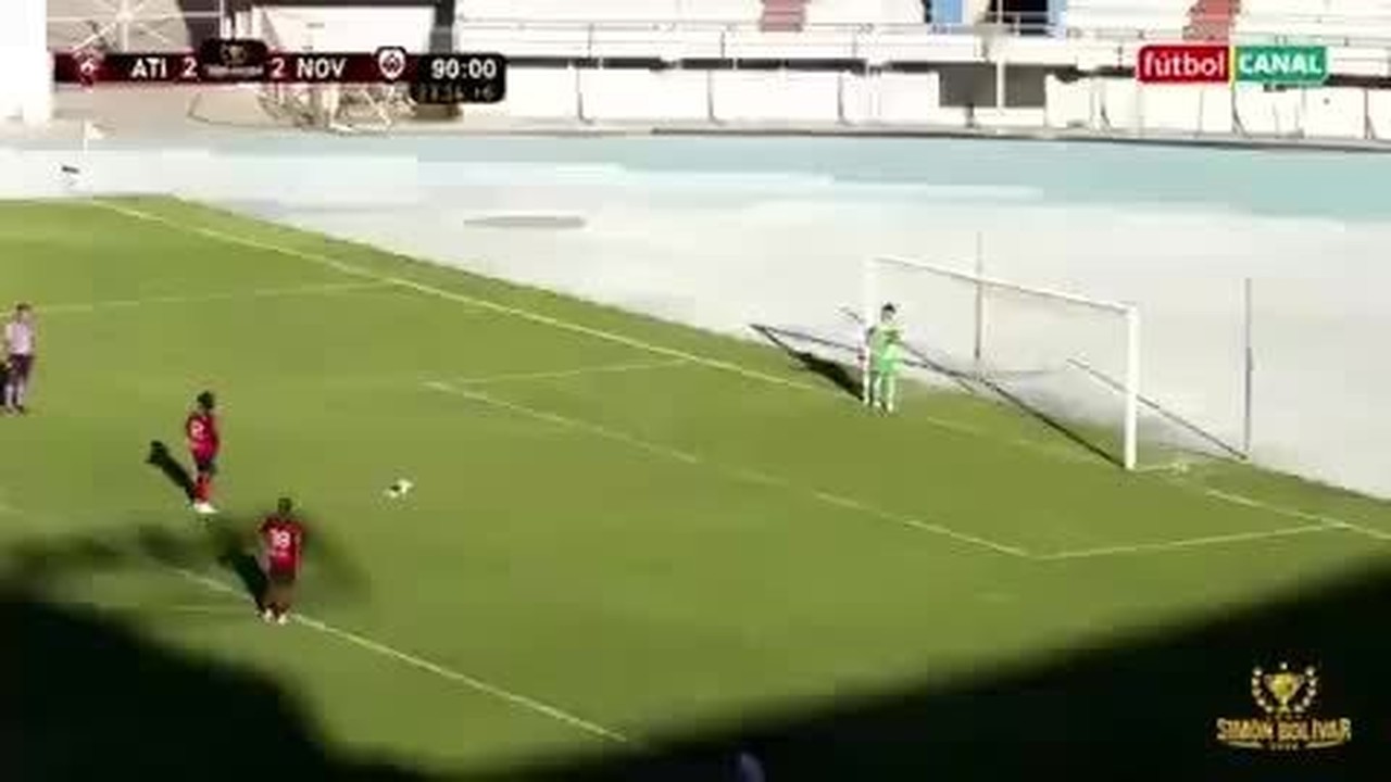 Protesto curioso! Goleiro se recusa a participar em cobrança de pênalti bizarro e se escora na trave; veja