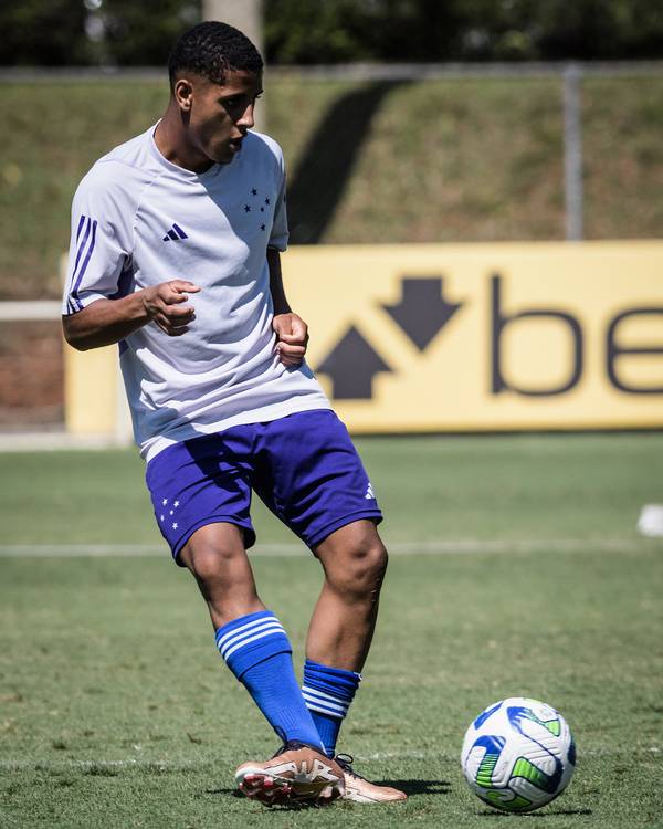 Artilheiro na base do Cruzeiro está emprestado e tem condições de compra; veja detalhes