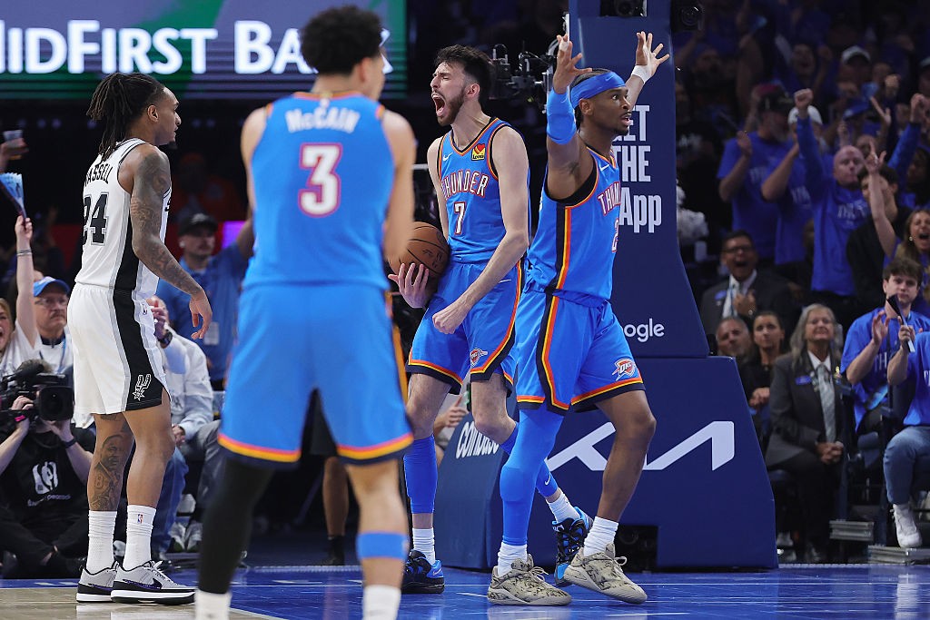 Jogadores do Oklahoma City Thunder em ação defensiva contra o San Antonio Spurs