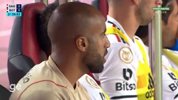 Vídeo: no banco de reservas, Lucas canta com a torcida do São Paulo