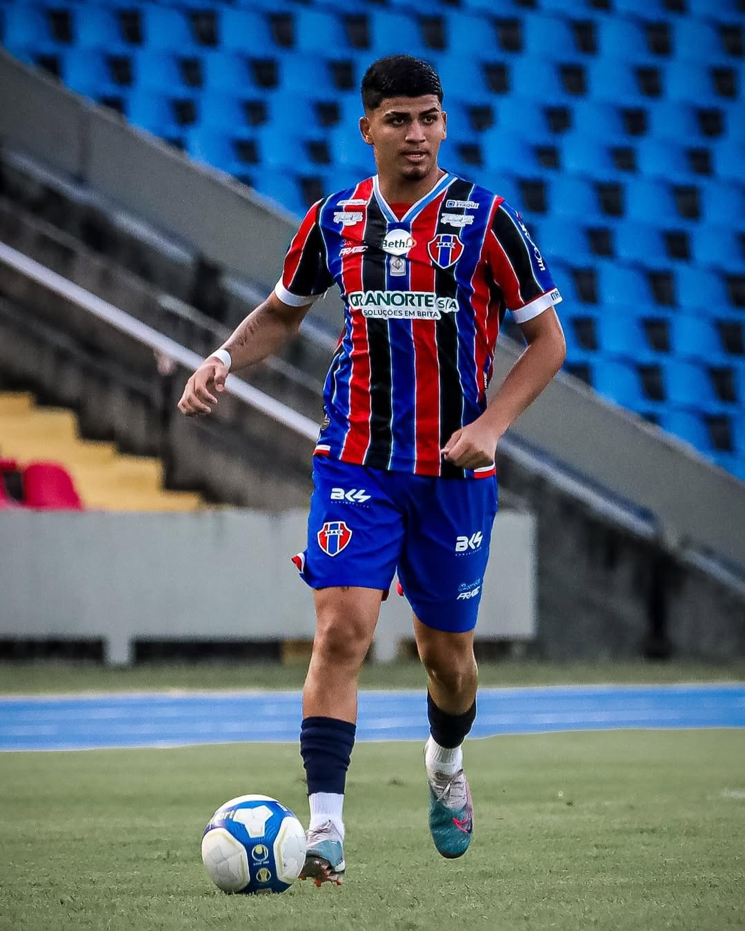 MAC anuncia mais duas renovações e chega a 13 jogadores confirmados para 2027