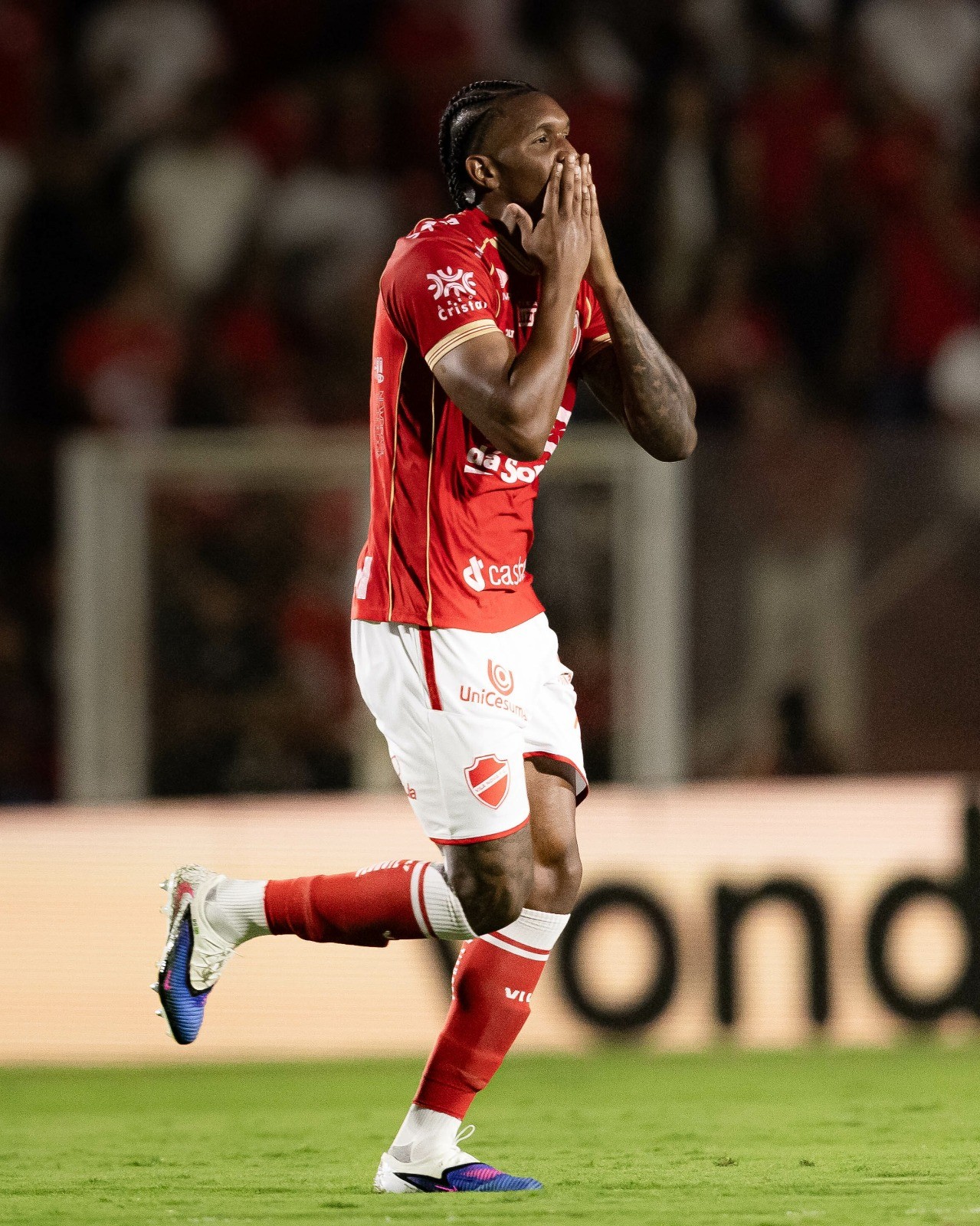 Douglas Mendes comemora estreia com gol pelo Vila Nova: 'Não tem jeito melhor'