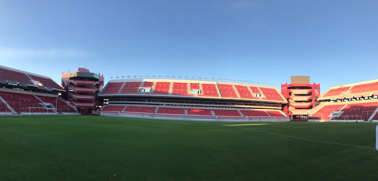 Estádio Libertadores da América do Independiente vazio e enferrujado