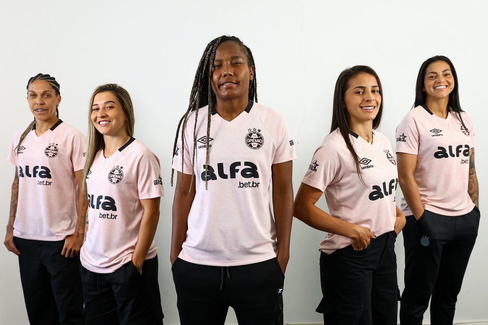 Nova camisa rosa do Grêmio — Foto: Lucas Uebel/Grêmio