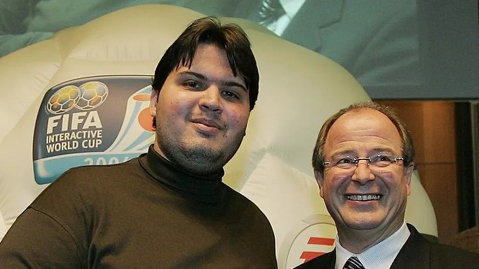 Carriço foi o primeiro brasileiro a se tornar campeão mundial no FIFA — Foto: Divulgação/FIFA