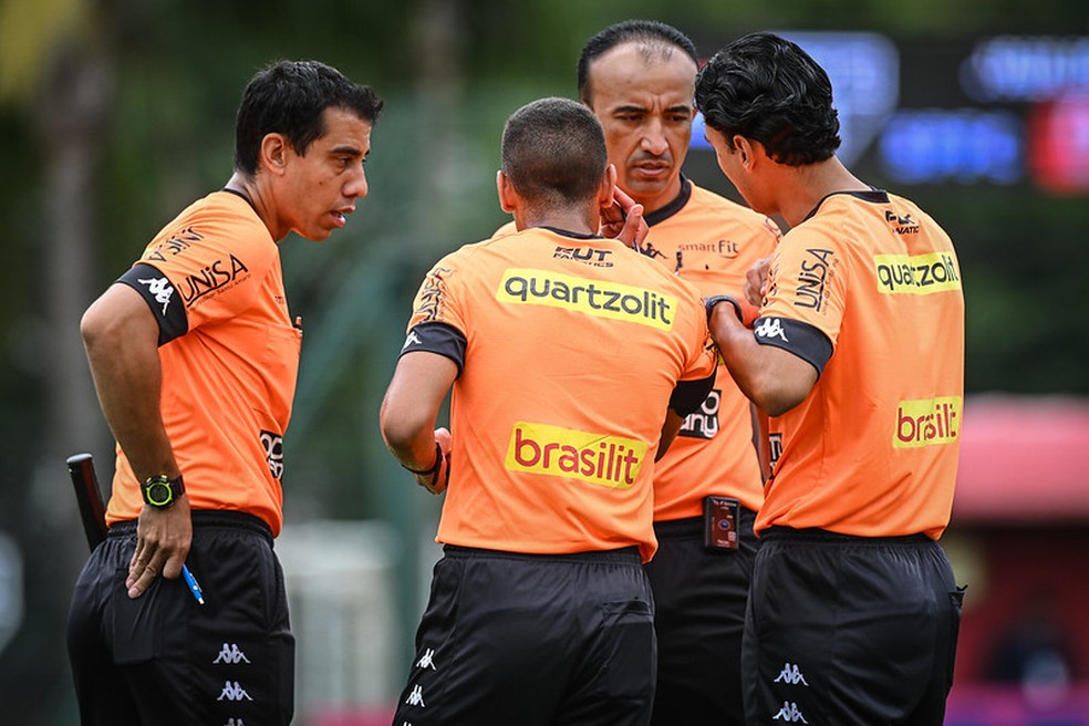 Arbitragem na final do Paulista Sub-12 de 2024 — Foto: Rodrigo Corsi/Ag.Paulistão