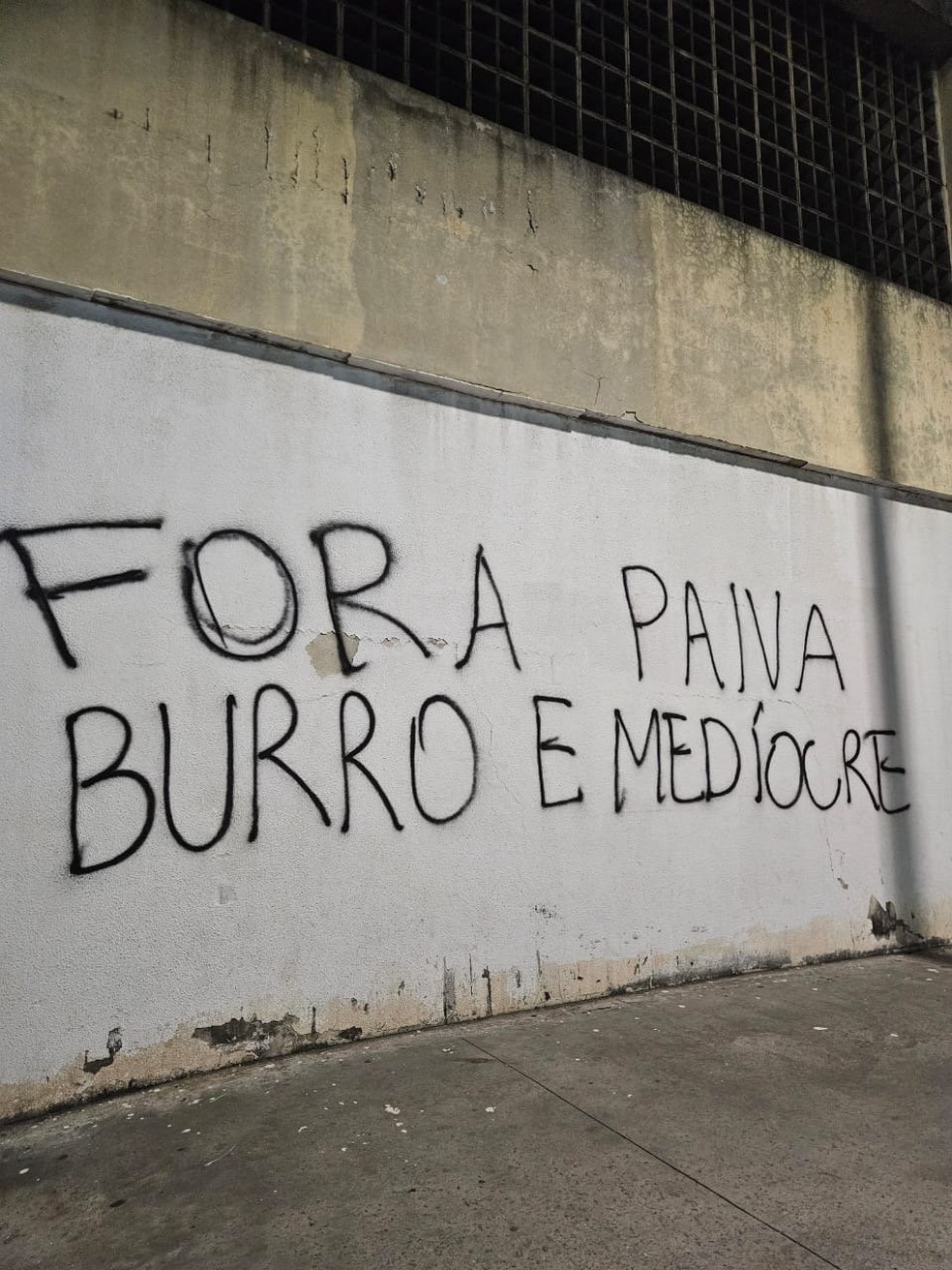 Muros do Nilton Santos são pichados com protestos de torcedores do Botafogo — Foto: Reprodução