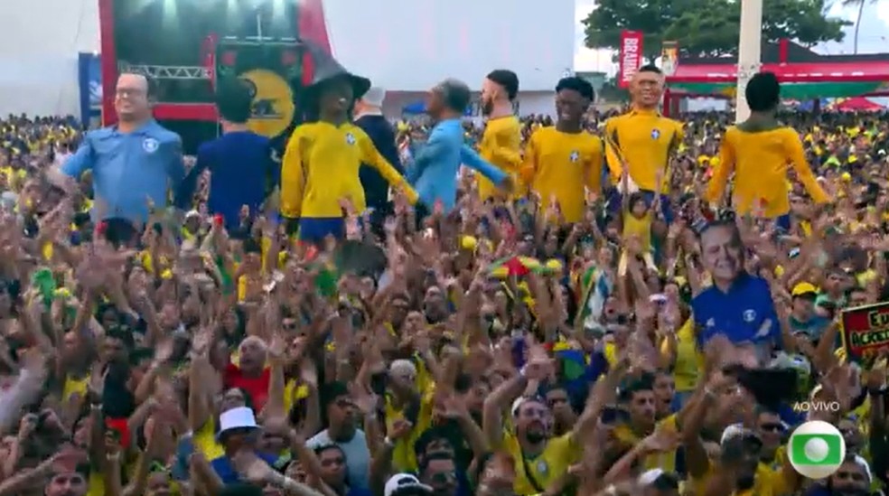 Bonecos gigantes de Olinda antes da eliminação do Brasil