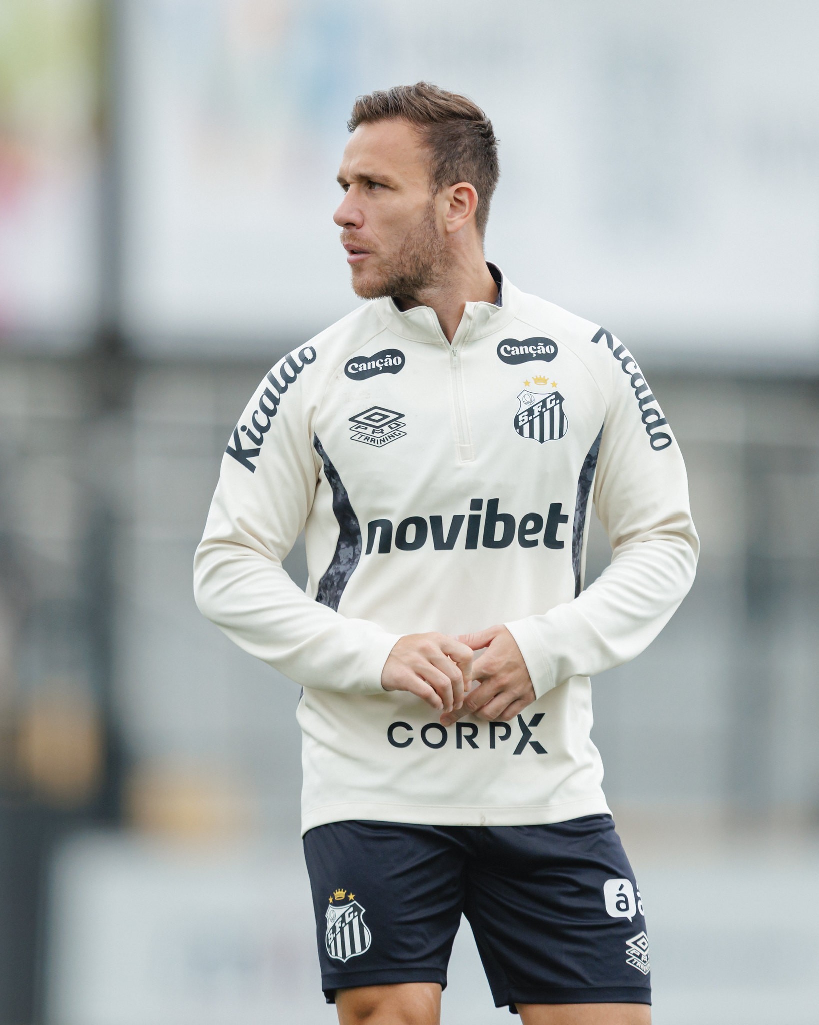 Arthur volta a treinar em campo, mas Santos adota cautela e não conta com retorno em clássico