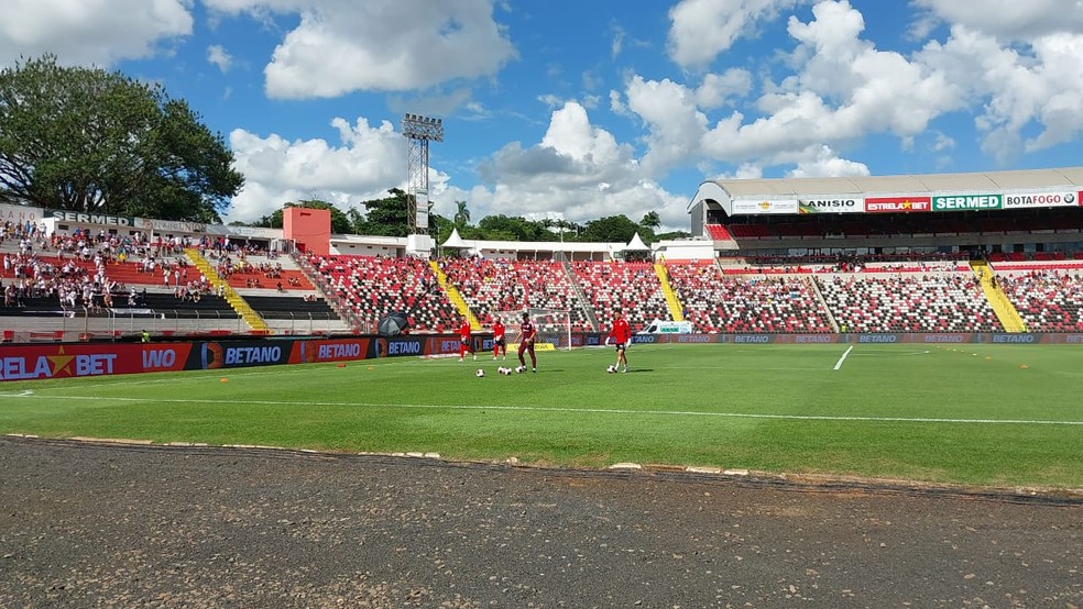 Estádio Santa Cruz, Botafogo-SP x São Paulo — Foto: Luis Augusto/CBN