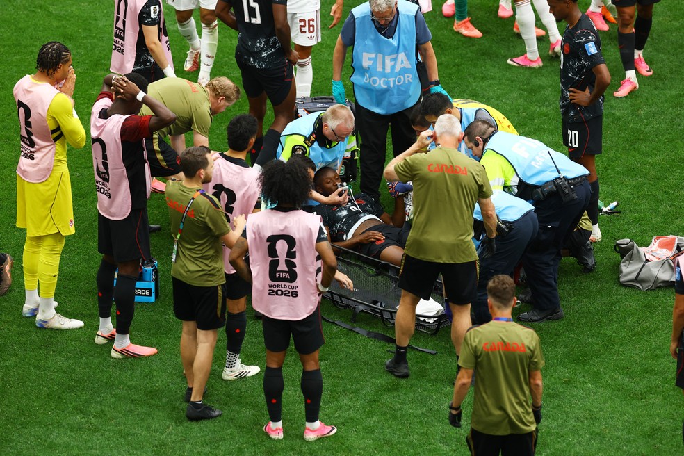 Koné sai de campo de maca após a Lesão de Koné