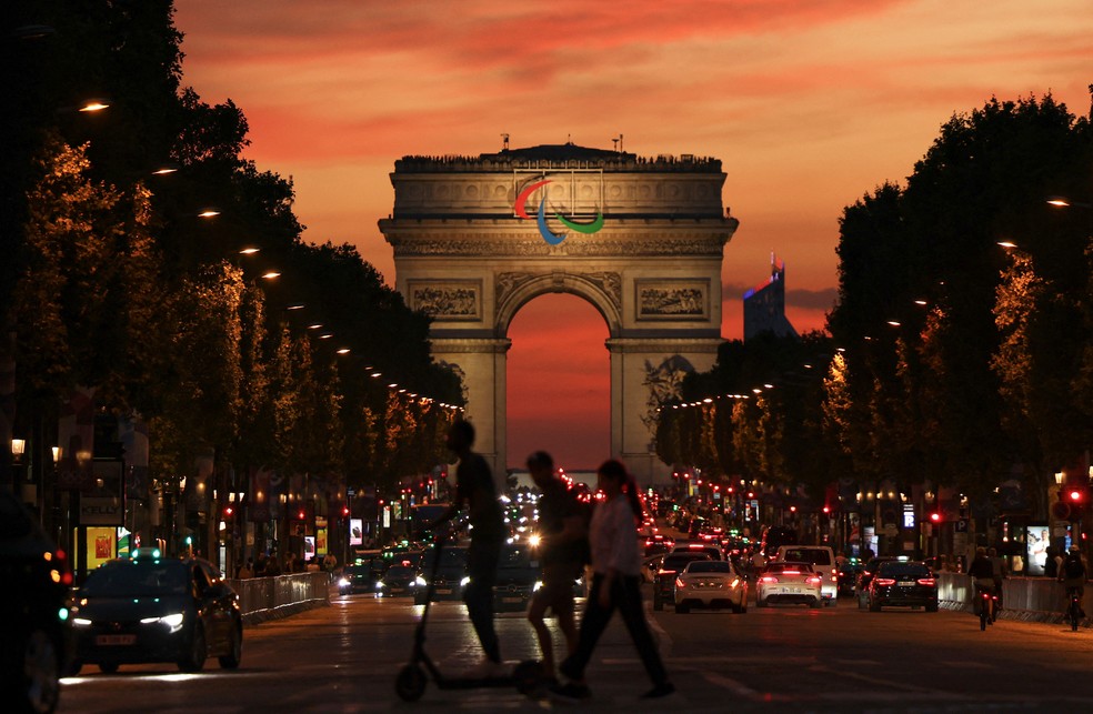 Champs-Elysées, com Arco do Triunfo e símbolo das Paralimpíadas ao fundo — Foto: REUTERS/Tingshu Wang