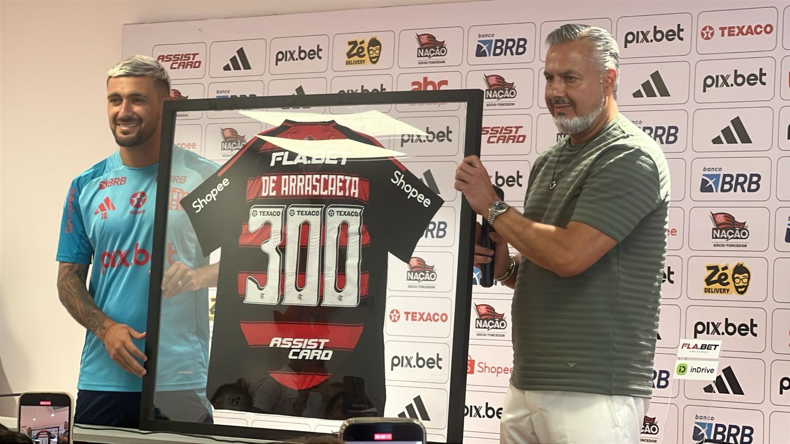 Arrascaeta recebe homenagem por alcançar 300 partidas pelo Flamengo.
