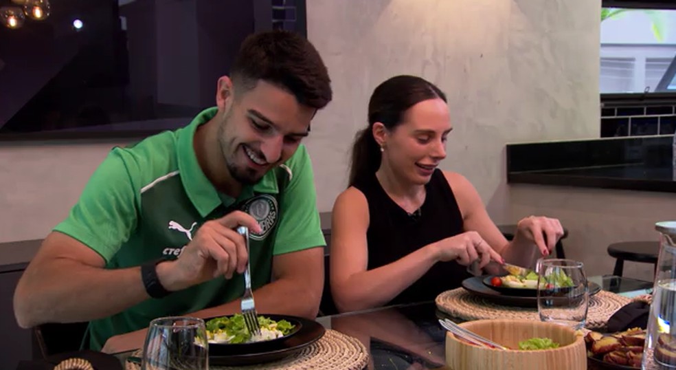 Flaco López, do Palmeiras, e Delfina almoçando em casa após o treino — Foto: Reprodução / TV Globo