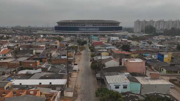 Retorno do Grêmio à Arena impulsiona revitalização do bairro após enchente.