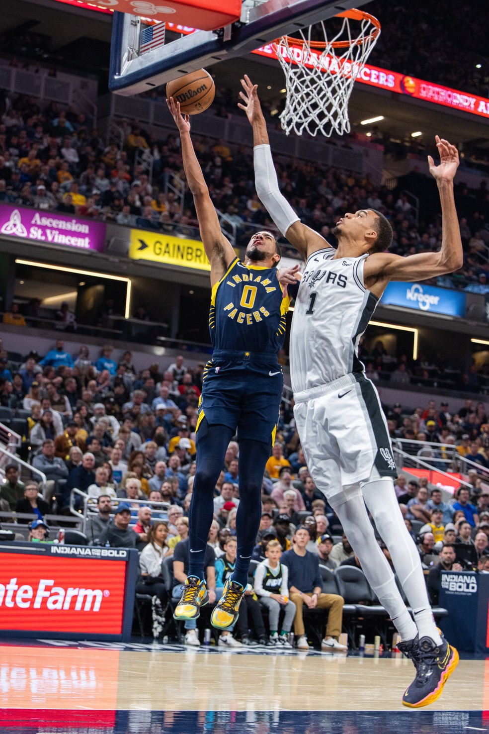 Haliburton e Wembanyama disputando jogada no garrafão — Foto: Trevor Ruszkowski / Usa Today Sports