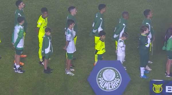 Estêvão mostra Solidariedade ao Aquecer Criança com Casaco do Palmeiras durante Hino