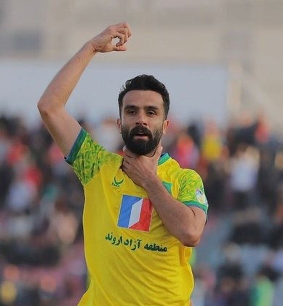 Jogador imita uma forca na comemoração do gol em protesto contra execuções  no Irã, futebol internacional