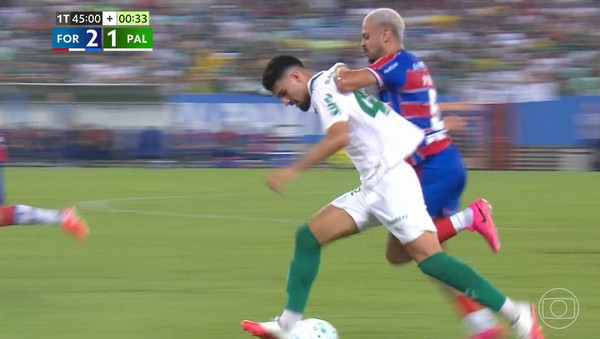 Polêmica! Comentarista de arbitragem confirma que gol do Fortaleza teve falta em Flaco
