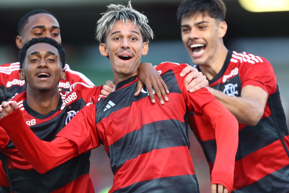 Werton, no centro, comemora gol pelo Flamengo contra o São José com Lucyan, Lorran e Pedro Estevam — Foto: Gilvan de Souza/Flamengo