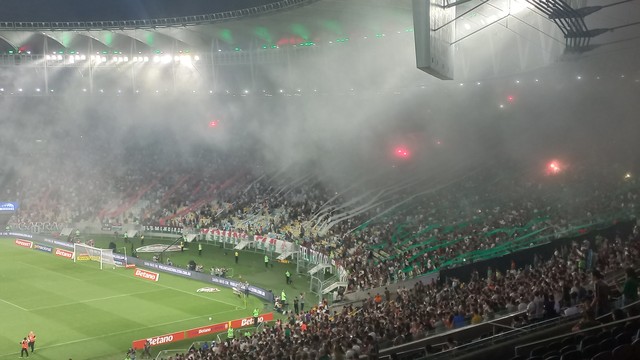 Torcida do Fluminense joga pó de arroz na entrada do time contra o Bahia; Copa do Brasil
