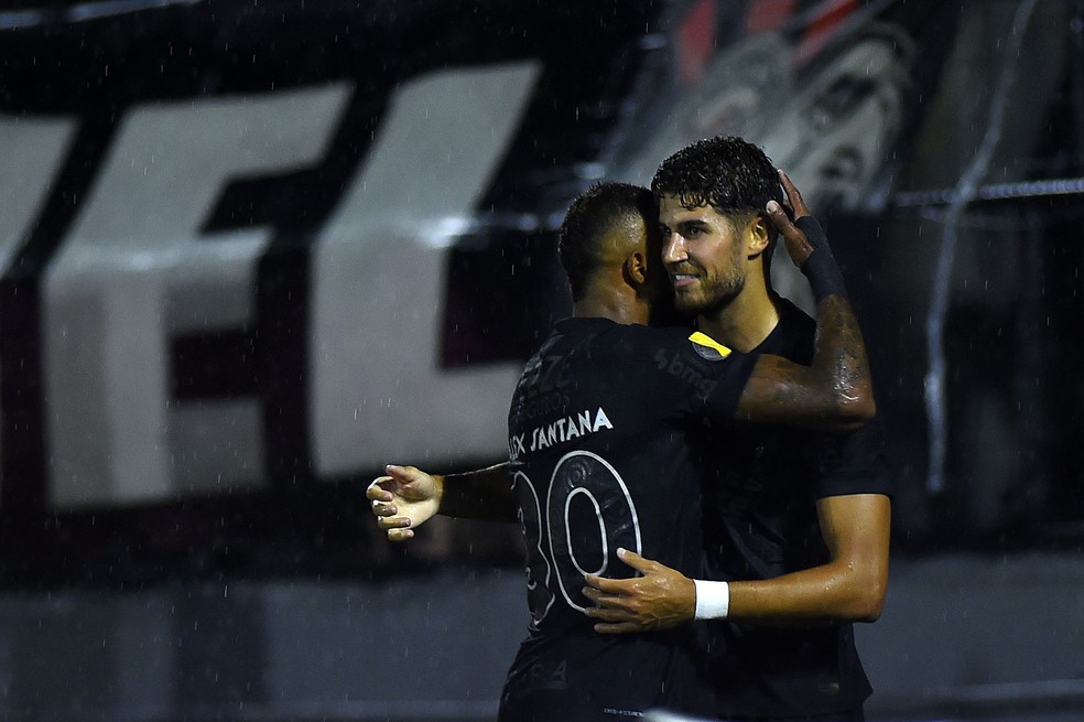 Pedro Raul e Alex Santana comemoram o segundo gol do Corinthians contra o Bragantino — Foto: Marcos Ribolli