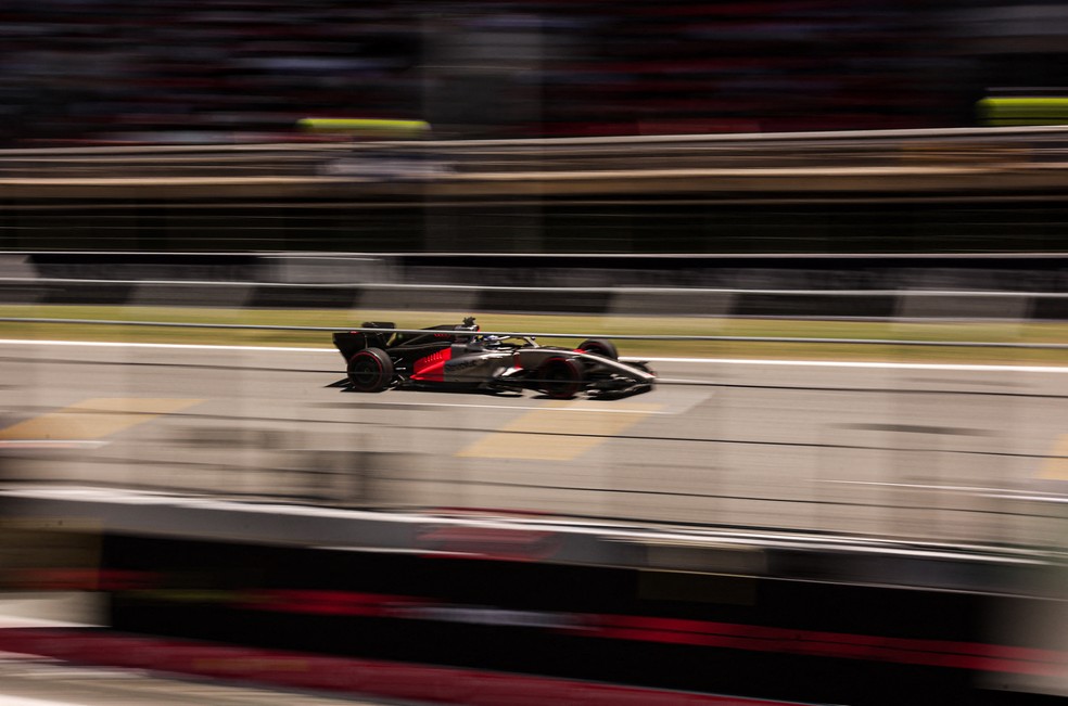 Paul Aron no treino livre 1 para o GP de Barcelona-Catalunha — Foto: Bruna Casas/Reuters