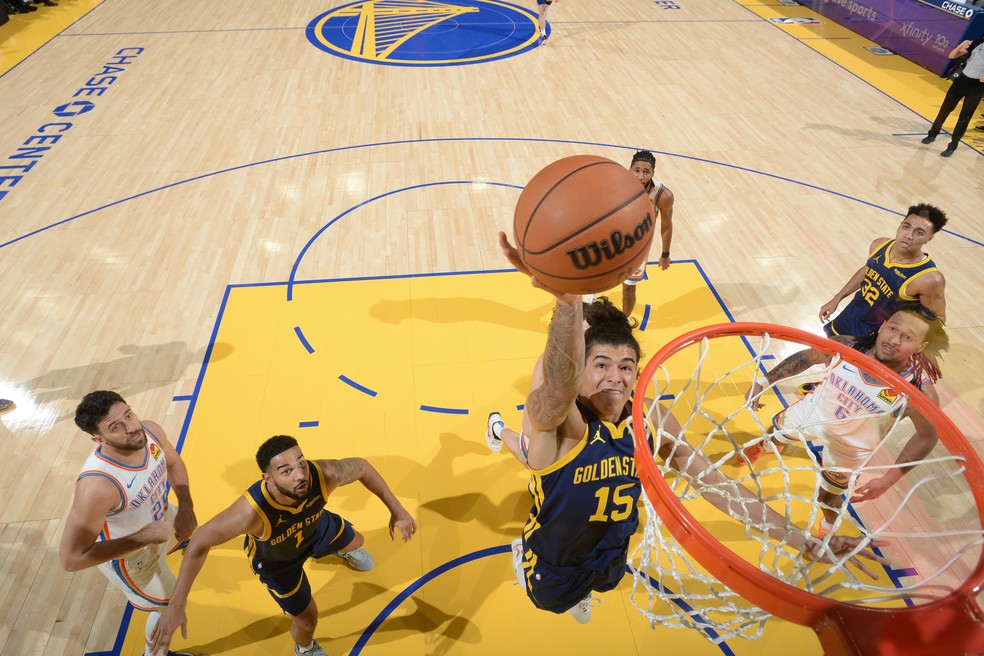 Gui Santos fez seus primeiros dois pontos na NBA contra o Oklahoma City Thunder — Foto: Noah Graham/NBAE via Getty Images