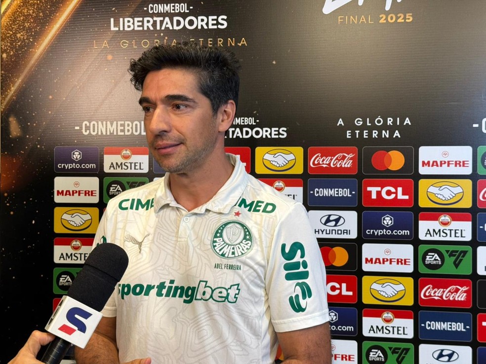 Abel Ferreira durante entrevista em Lima, no Peru — Foto: Camila Alves