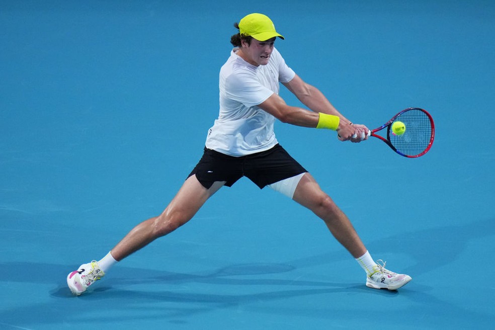 João Fonseca em ação na estreia do Miami Open 2024 — Foto: Getty