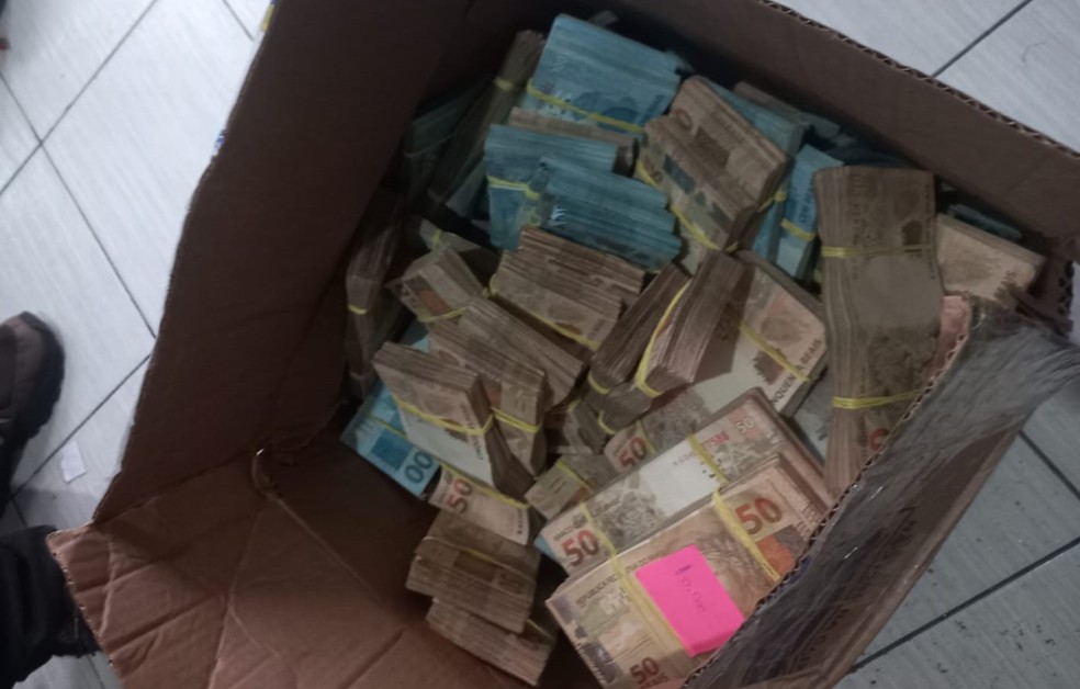 Caixa de Papel&atilde;o com cerca de R$ 500 mil em Cuiab&aacute; &mdash; Foto: Divulga&ccedil;&atilde;o PJC