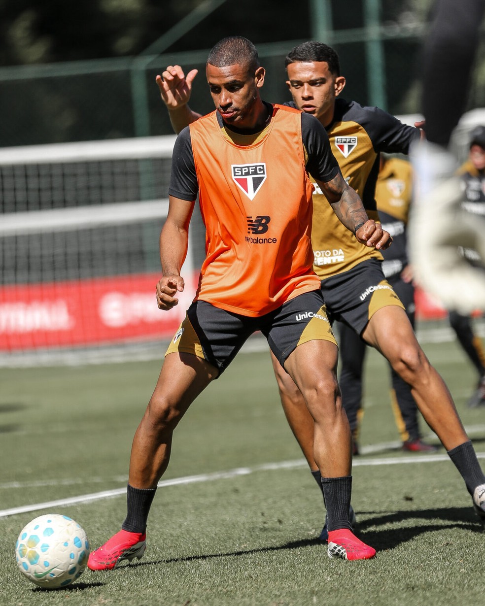 André Silva durante atividade do Tricolor no CT da Barra Funda
